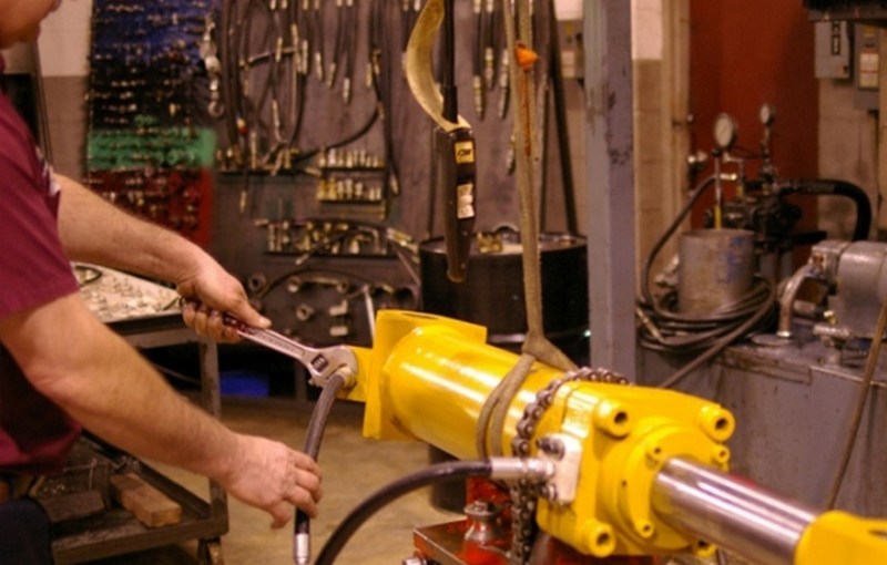 How Does a Professional Repair a Hydraulic Ram and Get It Running&nbsp;Again?
